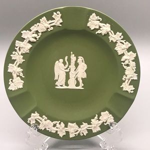 EUC Vintage Wedgwood Cream-on-Celadon Jasperware 3-Slot Round Ashtray
